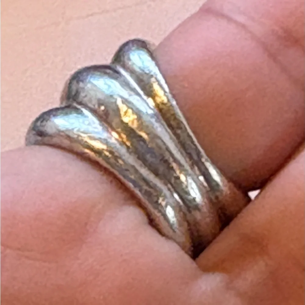 Sterling silver and garnet ring - missing a stone